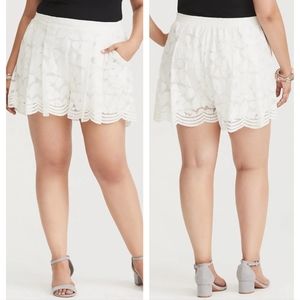 Torrid sz 1 ivory floral lace scalloped shorts